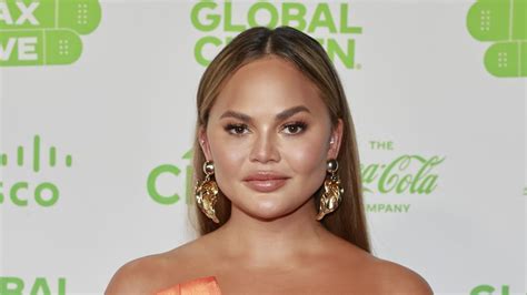 Chrissy Teigen shared a fully nude selfie showing fans